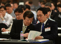 [포토] 대화나누는 의협 '최대집 회장-이철호 의장'