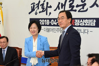 [포토] 악수 나누는 추미애-조명균