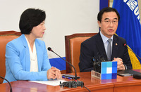 [포토] 더불어민주당 찾은 조명균 통일부장관