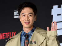 [포토] 이광수, 반가운 손인사