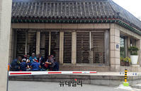 [포토] 민노총 노동절대회, 쉽게 발견할수 있는 '술판-흡연-쓰레기'