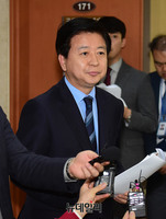 [포토] 기자들의 질문에 답하는 노웅래 의원