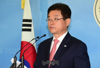 [포토] 의원직 사퇴 기자회견 갖는 이철우 한국당 의원