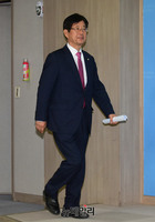 [포토] 기자회견 위해 입장하는 강길부 자유한국당 의원