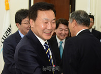 [포토] 참석자들과 악수 나누는 손학규 바른미래당 중앙선거대책원장