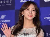 [포토] 김세정, 반가운 손인사