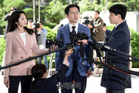 [포토] 경찰 포토라인에 선 김경수