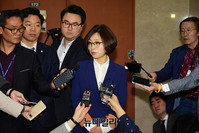 [포토] 기자들의 질문에 답하는 은수민 성남시장 예비후보