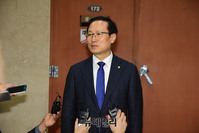[포토] 기자들의 질문에 답하는 홍영표 의원