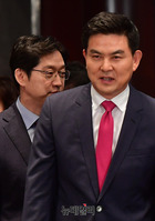 [포토] 동시 입장하는 김태호-김경수