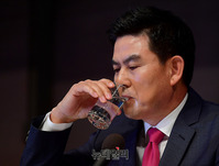 [포토] 물 마시는 김태호 경남지사 후보