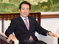 [포토] 원내대표 회동 참석한 정세균 "세비 안 받겠다"