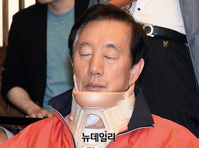 [포토] 목에 깁스한 채 원내대표 회동 참석한 김성태