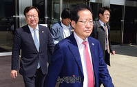 [포토] 국회 본관 떠나는 홍준표 자유한국당 대표