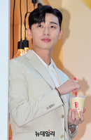 [포토] 박서준, 음료만 들어도 화보