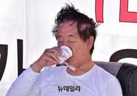 [포토] 물 마시는 김성태 한국당 원내대표