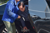 [포토] 힘겹게 차에서 내리는 김성태 원내대표