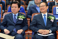 [포토] 나란히 앉은 홍영표-노웅래