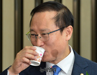 [포토] 물 마시는 홍영표 더불어민주당 신임 원내대표