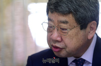 [포토] 文정부 경제정책 관련 인터뷰하는 조동근 교수