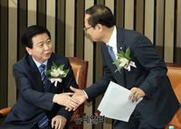 [포토] 악수 나누는 홍영표-노웅래