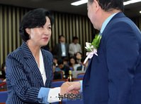 [포토] 악수 나누는 추미애-강창일