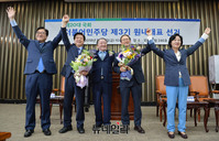 [포토] 더불어민주당 신임 원내대표, 홍영표 의원 당선