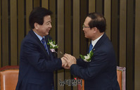 [포토] 악수 나누는 홍영표 신임 원내대표와 노웅래 의원