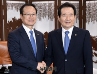 [포토] 악수 나누는 정세균-홍영표