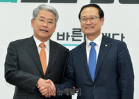 [포토] 악수 나누는 김동철-홍영표