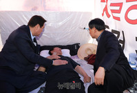 [포토] 단식중단 권유하는 김무성-이주영