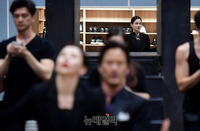 [포토] 다른 배우들 연습장면 바라보는 아이비