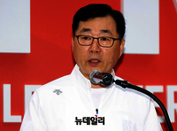 [포토] 수직마라톤대회 '스카이런' 개회 알리는 박현철 롯데물산 대표