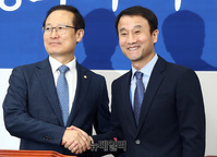 [포토] 악수 나누는 한병도-홍영표