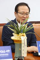 [포토] 文대통령 축하난 바라보는 홍영표