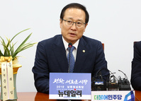 [포토] 발언하는 홍영표 더불어민주당 신임 원내대표