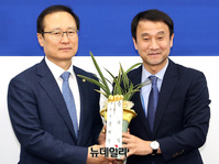 [포토] 文대통령에게 축하 난 받은 홍영표