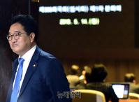 [포토] 본회의장 나서는 우원식