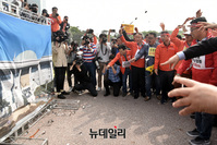 [포토] 국회 향해 숟가락 던지는 소상공인들