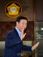 [포토] 본회의장으로 향하는 김성태 자유한국당 원내대표