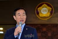 [포토] 질문에 답하는 김성태 한국당 원내대표