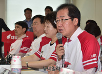 [포토] 모두발언 하는 홍준표 자유한국당 대표