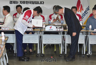 [포토] 맞절하는 홍준표 대표와 이용구 선대위원장