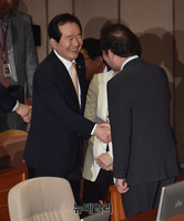 [포토] 악수하는 정세균-이낙연