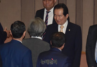 [포토] 정부 인사들과 인사 나누는 정세균 의장