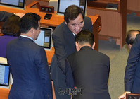 [포토] 의원들과 인사 나누는 이낙연 총리