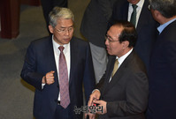 [포토] 대화 나누는 김동철-노회찬