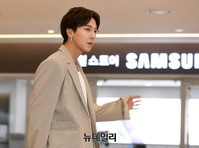 [포토] 머리 만지며 입장하는 위너 송민호