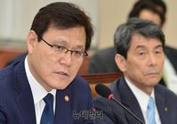 [포토] 정무위 전체회의, 질문에 답하는 최종구