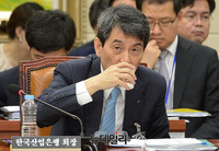 [포토] 물 마시는 이동걸 한국산업은행 회장